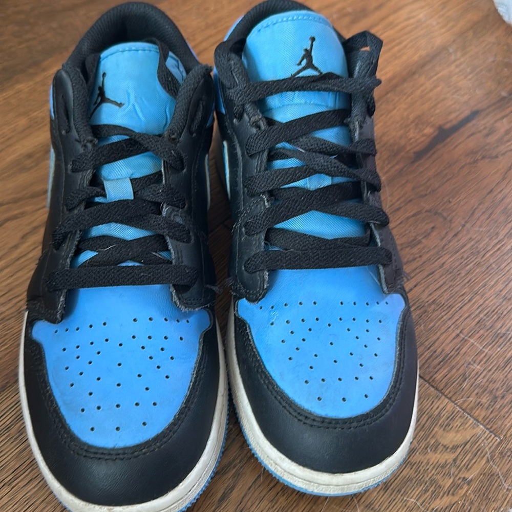 Big kids Air Jordan 1 low shoes
